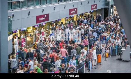 Flughafen Düsseldorf, Nordrhein Westfalen, Deutschland Europa - Impressionen am Flughafen - Warteschlangen am Check-in im Terminal und genervte Urlauber Gepäckabgabe, Flugsteig, Flugzeug, Abflug, Ankunft, Flugplan, Reisevorbereitung, Flughafenpersonal, Gate, Verspätung, Reisegruppe, Passkontrolle, Zollkontrolle, Gepäckband, Flughafenlounge, Duty-Free-Shop, Sicherheitspersonal, Boarding-Prozess, Flughafenbus, Rolltreppe, Gepäckwagen, Flugreisender, Reisegepäck, Reisepasskontrolle, Flugverspätung, Terminalgebäude, Passagierabfertigung, Flugziel, Flughafenterminal, Anzeigetafel, Reise, Flugreise ** Stockfoto