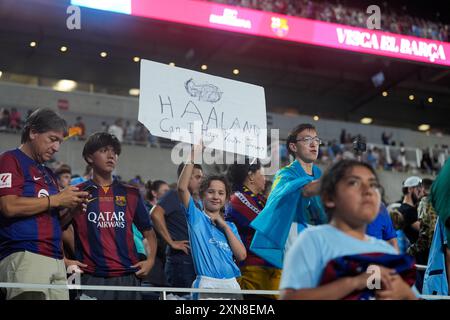 Orlando, Florida, USA. 30. Juli 2024. Fans auf den Tribünen des Orlando Camping World Stadions während eines Fußballspiels vor der Saison zwischen dem FC Barcelona und Manchester City am 30. Juli 2024. Das Spiel endete mit 2-2 Unentschieden und Barcelona gewann im Elfmeterschießen (4:1). (Kreditbild: © Scott Coleman/ZUMA Press Wire) NUR REDAKTIONELLE VERWENDUNG! Nicht für kommerzielle ZWECKE! Stockfoto