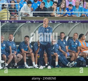 Orlando, Florida, USA. 30. Juli 2024. Manchester City-Cheftrainer PEP GUARDIOLA sieht sich während eines Fußballspiels vor der Saison zwischen dem FC Barcelona und Manchester City am 30. Juli 2024 in Orlando, Florida, an. Das Spiel endete mit 2-2 Unentschieden und Barcelona gewann im Elfmeterschießen (4:1). (Kreditbild: © Scott Coleman/ZUMA Press Wire) NUR REDAKTIONELLE VERWENDUNG! Nicht für kommerzielle ZWECKE! Stockfoto