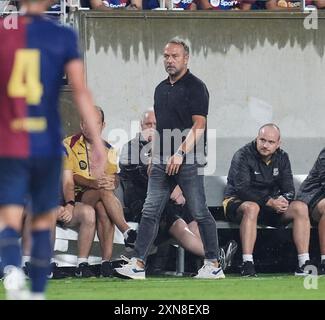 Orlando, Florida, USA. 30. Juli 2024. Der FC Barcelona-Cheftrainer HANSI FLICK sieht sich bei einem Fußballspiel vor der Saison zwischen dem FC Barcelona und Manchester City am 30. Juli 2024 in Orlando, Florida, an. Das Spiel endete mit 2-2 Unentschieden und Barcelona gewann im Elfmeterschießen (4:1). (Kreditbild: © Scott Coleman/ZUMA Press Wire) NUR REDAKTIONELLE VERWENDUNG! Nicht für kommerzielle ZWECKE! Stockfoto