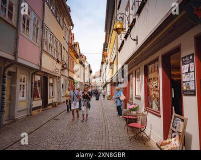 Erfurt, Deutschland - 21. Mai 2023: Gasse auf der Kaufmannbrücke, Kraemerbrücke in Erfurt. Sie wurde 1325 erbaut. Die einzige Brücke nördlich der Alpen, die komplett mit Häusern überbaut ist Stockfoto