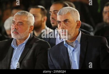 Yahya Sinwar, der neue Führer der Hamas im Gazastreifen und hochrangige politische Führer der islamistischen Bewegung, Ismail Haniyeh, nehmen an einer Gedenkfeier des Hamas-Beamten Mazen Faqha Teil. Yahya Sinwar, der neue Führer der Hamas im Gazastreifen und hochrangige politische Führer der islamistischen Bewegung, Ismail Haniyeh, nahm an einer Gedenkfeier des Hamas-Beamten Mazen Faqha Teil. der am 27. März 2017 in Gaza von unbekannten Schützen erschossen wurde. Die Revolutionsgarden des Iran sagten am 31. Juli 2024, dass der Chef der militanten Gruppe der palästinensischen Hamas, Ismail Haniyeh, wa Stockfoto