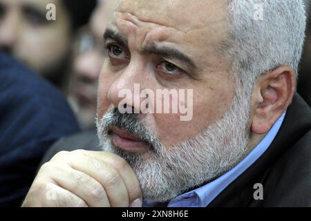 Palästinensischer Premierminister in Gaza, Ismail Haniyeh, besucht die palästinensischen islamischen Gerichte und GERICHTSAKTEN der palästinensische Premierminister in Gaza, Ismail Haniyeh, besucht am 25. November 2013 die palästinensischen islamischen Gerichte und Justizbehörden in Gaza-Stadt.die Revolutionsgarden des Iran sagten vom Juli 31, dass die palästinensischen Islamischen Gerichte in Gaza-Stadt besucht werden. 2024, dass der Chef der militanten Gruppe der palästinensischen Hamas, Ismail Haniyeh, in Teheran zusammen mit einem seiner Leibwächter getötet wurde. Foto: Mohammed Asad Gaza-Stadt Gaza-Streifen palästinensisches Gebiet 310724 Archive Haniyeh 0057 Copyright: XapaimagesxMohammedxAsadxxxapaimagesx Stockfoto