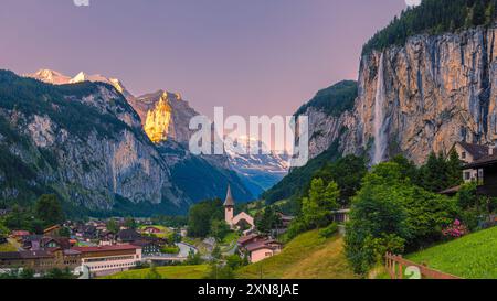 16:9-Bild eines Sonnenaufgangs in Lauterbrunnen, einer Gemeinde im Bezirk Interlaken-Oberhasli im Schweizer Kanton Bern. Das Dorf und die Laute Stockfoto