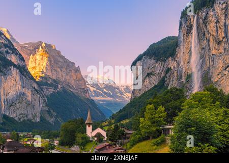 Sonnenaufgang in Lauterbrunnen, einer Gemeinde im Bezirk Interlaken-Oberhasli im Schweizer Kanton Bern. Das Dorf und das Lauterbrunnental ta Stockfoto