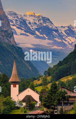 Sommersonnenaufgang in Lauterbrunnen, einer Gemeinde im Bezirk Interlaken-Oberhasli im Schweizer Kanton Bern. Das Dorf und der Lauterbrunnen Stockfoto