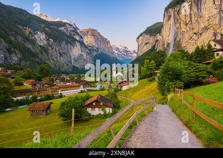 Sommersonnenaufgang in Lauterbrunnen, einer Gemeinde im Bezirk Interlaken-Oberhasli im Schweizer Kanton Bern. Das Dorf und der Lauterbrunnen Stockfoto