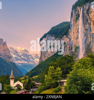 Ein quadratisches 1:1 Bild eines Sommersonnenaufgangs in Lauterbrunnen, einer Gemeinde im Bezirk Interlaken-Oberhasli im Schweizer Kanton Bern. Das Dorf Stockfoto