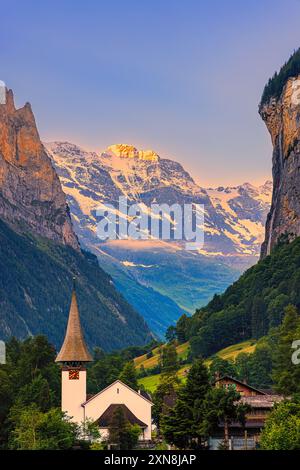 Sommersonnenaufgang in Lauterbrunnen, einer Gemeinde im Bezirk Interlaken-Oberhasli im Schweizer Kanton Bern. Das Dorf und der Lauterbrunnen Stockfoto