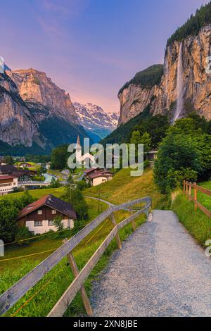 Sommersonnenaufgang in Lauterbrunnen, einer Gemeinde im Bezirk Interlaken-Oberhasli im Schweizer Kanton Bern. Das Dorf und der Lauterbrunnen Stockfoto