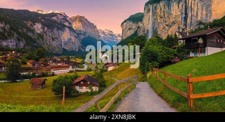 Ein 2:1-Panoramabild eines Sonnenaufgangs in Lauterbrunnen, einer Gemeinde im Bezirk Interlaken-Oberhasli im Schweizer Kanton Bern. Das Dorf und t Stockfoto