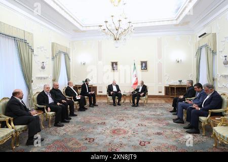 Iranischer Präsident Masoud Pezeshkian Treffen mit Ismail Haniyeh, dem Vorsitzenden des Politbüros der Hamas, dem iranischen Präsidenten Masoud Pezeshkian Treffen mit Ismail Haniyeh, dem Vorsitzenden des Politbüros der Hamas, die WHO ist in den Iran gereist, um an der Vereidigungsfeier der 14. Amtszeit der Präsidentschaft in Teheran, Iran, am 30. Juli 2024 teilzunehmen. Die Revolutionsgarden des Iran berichteten am 31. Juli 2024, dass der Chef der militanten Gruppe der palästinensischen Hamas, Ismail Haniyeh, in Teheran zusammen mit einem seiner Leibwächter getötet wurde. Foto: Büro der iranischen Präsidentschaft Teheran Teheran Iran, Islamische Republik Stockfoto