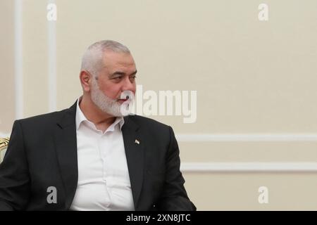 Iranischer Präsident Masoud Pezeshkian Treffen mit Ismail Haniyeh, dem Vorsitzenden des Politbüros der Hamas, dem iranischen Präsidenten Masoud Pezeshkian Treffen mit Ismail Haniyeh, dem Vorsitzenden des Politbüros der Hamas, die WHO ist in den Iran gereist, um an der Vereidigungsfeier der 14. Amtszeit der Präsidentschaft in Teheran, Iran, am 30. Juli 2024 teilzunehmen. Die Revolutionsgarden des Iran berichteten am 31. Juli 2024, dass der Chef der militanten Gruppe der palästinensischen Hamas, Ismail Haniyeh, in Teheran zusammen mit einem seiner Leibwächter getötet wurde. Foto: Büro der iranischen Präsidentschaft Teheran Teheran Iran, Islamische Republik Stockfoto