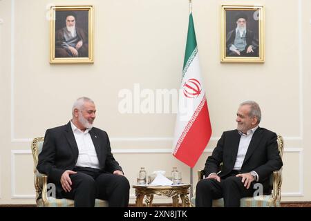 Iranischer Präsident Masoud Pezeshkian Treffen mit Ismail Haniyeh, dem Vorsitzenden des Politbüros der Hamas, dem iranischen Präsidenten Masoud Pezeshkian Treffen mit Ismail Haniyeh, dem Vorsitzenden des Politbüros der Hamas, die WHO ist in den Iran gereist, um an der Vereidigungsfeier der 14. Amtszeit der Präsidentschaft in Teheran, Iran, am 30. Juli 2024 teilzunehmen. Die Revolutionsgarden des Iran berichteten am 31. Juli 2024, dass der Chef der militanten Gruppe der palästinensischen Hamas, Ismail Haniyeh, in Teheran zusammen mit einem seiner Leibwächter getötet wurde. Foto: Büro der iranischen Präsidentschaft Teheran Teheran Iran, Islamische Republik Stockfoto