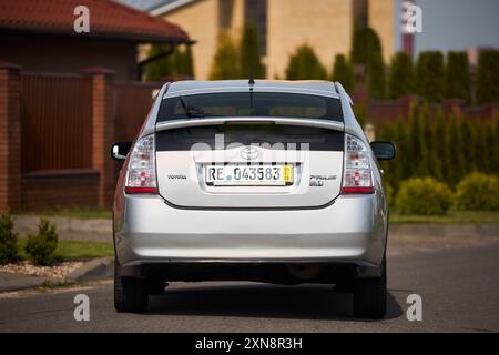 Berlin, Deutschland - 3. Mai 2024: Toyota Prius XW20 2009 Hybrid-Elektroauto außer Fokus ländlicher Hintergrund, Rückansicht Stockfoto