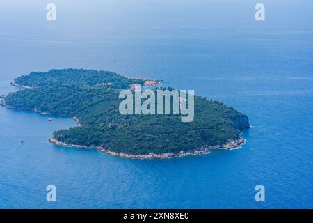 Blick auf die kleine Insel Lokrum vom Gipfel des Moutain SRD in Dubrovnik, Kroatien Stockfoto