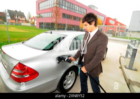 Wasserstoffstrom im Automotiv an einer Wasserstoffstation Wasserstoffstrom im Automotiv Stockfoto