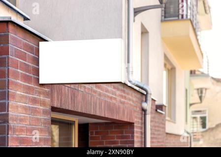 Modell Eines Restaurantschilds, das an Einer roten Ziegelmauer hängt. Leeres Rechteckiges Ladenschild Für Logo Stockfoto