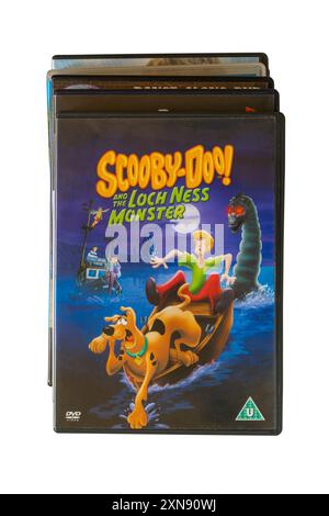 Stapel von DVDs mit Scooby-Doo und der Loch Ness Monster DVD oben isoliert auf weißem Hintergrund Stockfoto