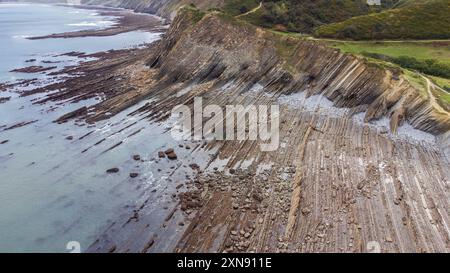 Ein Blick aus der Vogelperspektive auf geschichtete Felsformationen am Ufer des Atlantischen Ozeans. Sakoneta Flysch, Deba, Gipuzkoa, Baskenland, Spanien. Stockfoto