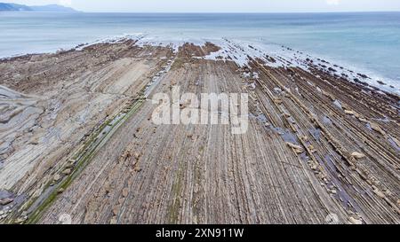 Aus der Vogelperspektive überlagerte Felsformationen, die in den Atlantischen Ozean eindringen. Sakoneta Flysch, Deba, Gipuzkoa, Baskenland, Spanien. Stockfoto