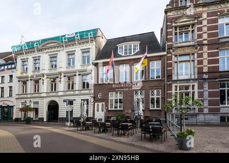 Venlo, Niederlande - 25. September 2023: Straßenblick auf die Altstadt Venlo mit Cafés und Geschäften in der niederländischen Stadt Venlo, Niederlande. Stockfoto