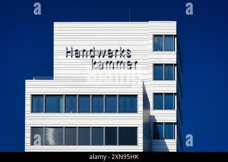 Köln, Deutschland Juli 30 2024: Silberglänzendes Gebäude der Handwerkskammer köln am rheinufer gegen ein tiefes blau Stockfoto