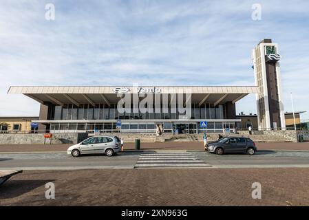 Venlo, Niederlande - 25. September 2023: Straßenblick mit Bahnhof Venlo und Fahrradparkplatz in der niederländischen Stadt Venlo, Provinz Limburg, N Stockfoto