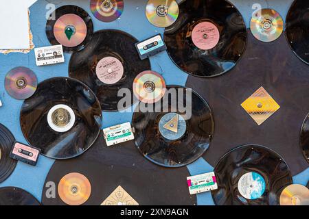 Riga, Lettland - 30. September 2020: Retro-Musik-Erinnerungsstücke schmücken eine pulsierende Wand, die Musikgeschichte und Kultur zelebrieren. Stockfoto