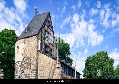 Teil der erhaltenen mittelalterlichen Stadtmauer von köln am Sachsenring mit Blick auf einen der Wehrtürme aus dem Innern der Stadt Stockfoto