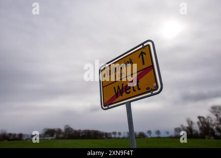 Die Welt verlassen: Straßenschild aus einem kleinen Dorf in Norddeutschland, das einen großen Namen trägt: 'Welt', auf Deutsch 'Welt' Stockfoto