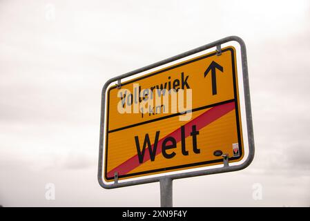 Die Welt verlassen: Straßenschild aus einem kleinen Dorf in Norddeutschland, das einen großen Namen trägt: 'Welt', auf Deutsch 'Welt' Stockfoto