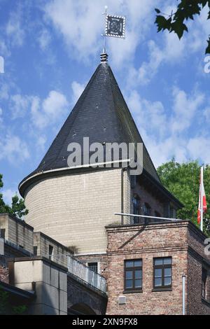 Teil der erhaltenen mittelalterlichen Stadtmauer von köln am Sachsenring mit Blick auf einen der Wehrtürme aus dem Innern der Stadt Stockfoto