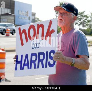 Mount Pleasant, Wisconsin, USA. 30. Juli 2024. DENNIS REESER hält ein Schild, das den Präsidentschaftsantrag von Vizepräsidentin Kamala Harris unterstützt, während er sich anderen Anti-Trump-Demonstranten in der Nähe von Racine, Wisconsin, anschließt. Sie gehören zu einer Gruppe von Menschen, die seit der Amtseinführung Trumps im Jahr 2017 wöchentlich demonstriert haben. (Kreditbild: © Mark Hertzberg/ZUMA Press Wire) NUR REDAKTIONELLE VERWENDUNG! Nicht für kommerzielle ZWECKE! Stockfoto