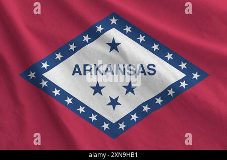 Arkansas US-Staatsflagge auf gefaltetem, gewelltem Stoff aus altem Tuch aus Nahaufnahme dargestellt Stockfoto