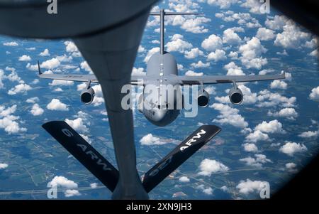 Ein C-17 Globemaster, der dem 437th Airlift Wing, Joint Base Charleston, South Carolina, zugewiesen ist, wird von einem KC-135 Stratotanker über der Southeaste betankt Stockfoto