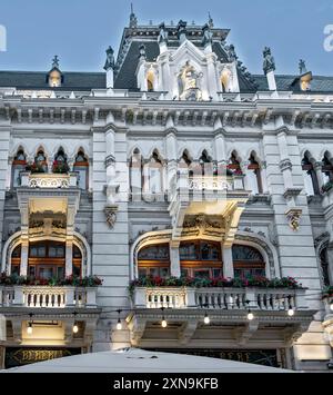 Beeindruckendes Haus mit Historismus-Fassade mit dem berühmten Restaurant Caru' cu Bere in Bukarest, Rumänien Stockfoto