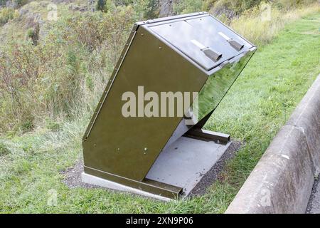 Bärensicherer Mülleimer, British Columbia, Kanada, Symbolbild, Abfallbehälter, Sicherheit, Tierschutz, Wildtiere, Natur, Müllentsorgung, Outdoor, Park, Infrastruktur, Campingplatz, Umwelt, Abfallmanagement, Recycling, Naturschutz, Wald, Tourismus, Abenteuer, Entsorgungssystem. *** Bärensicherer Mülleimer, British Columbia, Kanada, symbolisches Bild, Mülltonne, Sicherheit, Tierschutz, Wildtiere, Natur, Abfallentsorgung, Outdoor, Park, Infrastruktur, Campingplatz, Umgebung, Abfallwirtschaft, Recycling, Naturschutz, Wald, Tourismus, Abenteuer, Entsorgungssystem Copyright: xGrantxHubbsx Stockfoto