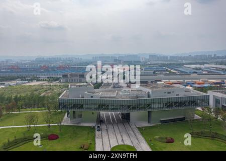 (240731) -- CHONGQING, 31. Juli 2024 (Xinhua) -- ein Luftdrohnenfoto vom 30. Juli 2024 zeigt den Chongqing International Logistics Hub Park im Bezirk Shapingba in Chongqing, Südwest-China. Der Chongqing International Logistics Hub Park ist zusammen mit seinen 62 Güterzugstrecken zu einem wichtigen Drehkreuz internationaler Güterzüge in der westlichen Region des Landes geworden. Da viele internationale Logistikkanäle in Chongqing zusammenlaufen, nutzt die bergige Stadt ihre Konnektivität, spielt eine strategische Schlüsselrolle und verwandelt sich in ein entscheidendes Hochland für die Öffnung. (Xinhua/Huang Stockfoto