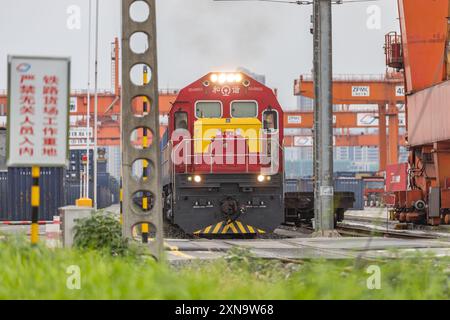 (240731) -- CHONGQING, 31. Juli 2024 (Xinhua) -- Ein China-Europa-Güterzug fährt vom Bahnhof Tuanjiecun des Chongqing International Logistics Hub Park im Shapingba District in Chongqing, Südwest-China, 30. Juli 2024. Der Chongqing International Logistics Hub Park ist zusammen mit seinen 62 Güterzugstrecken zu einem wichtigen Drehkreuz internationaler Güterzüge in der westlichen Region des Landes geworden. Da viele internationale Logistikkanäle in Chongqing zusammenlaufen, nutzt die bergige Stadt ihre Konnektivität, spielt eine strategische Schlüsselrolle und verwandelt sich in ein entscheidendes Hochland Stockfoto