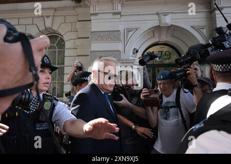 London, Großbritannien. 31. Juli 2024. Der ehemalige BBC-Moderator Huw Edwards trifft am Westminster Magistrates Court in London ein, wo er angeklagt wird, unanständige Bilder von Kindern gemacht zu haben. Die Straftaten, die angeblich zwischen Dezember 2020 und April 2022 begangen wurden, beziehen sich auf Bilder, die auf einer WhatsApp geteilt wurden. Foto: Ben Cawthra/SIPA USA Credit: SIPA USA/Alamy Live News Stockfoto