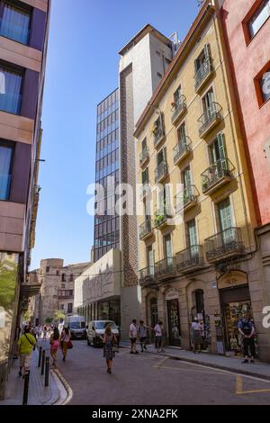 Barcelona, Spanien - 29. Juli 2024: Bunte Balkone und spanische Architektur im El Born Viertel und im gotischen Viertel Barcelona Stockfoto