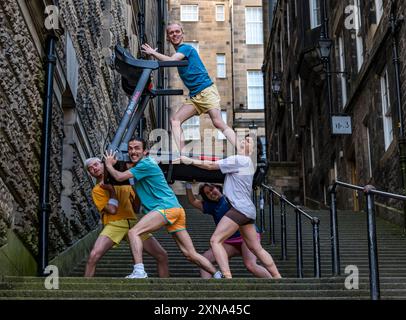 Edinburgh, Schottland, Großbritannien, 31. Juli 2024, Edinburgh Festival Fringe: Das australische Unternehmen Pony Cam feiert mit seiner Show Burnout Paradise ihr Debüt in Edinburgh Fringe, das Multitasking auf vier Laufbändern. Die Künstler posieren mit Laufbändern die nahe Treppe des Warriston in der Altstadt. Quelle: Sally Anderson/Alamy Live News Stockfoto