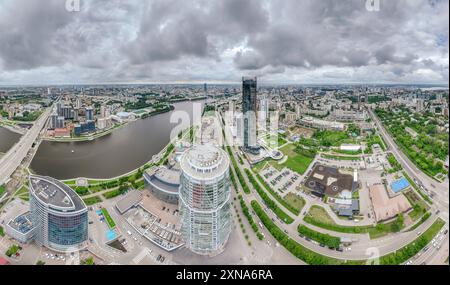 Jekaterinburg-Stadt mit Gebäuden der Regionalregierung und des Parlaments, Dramatisches Theater, Iset-Turm, Yeltsin-Zentrum, Panoramablick bei Sonnenuntergang im Sommer Stockfoto