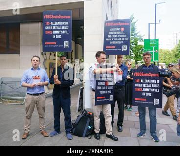 Westminster, London, 31. Juli 2024. Die Demonstranten der David vs Goliath-Bewegung, die Vertuschungen bei der BBC aufdecken wollen, warten darauf, dass Huw Edwards, Ex-BBC-Nachrichtensprecher, vor dem Gericht der Westminster Magistrates eintrifft, um eine Anhörung nach einer Verhaftung wegen unanständiger Bilder von Kindern/Bridget Catterall AlamyLiveNews durchzuführen Stockfoto