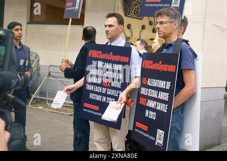 Westminster, London, 31. Juli 2024. Die Demonstranten der David vs Goliath-Bewegung, die Vertuschungen bei der BBC aufdecken wollen, warten darauf, dass Huw Edwards, Ex-BBC-Nachrichtensprecher, vor dem Gericht der Westminster Magistrates eintrifft, um eine Anhörung nach einer Verhaftung wegen unanständiger Bilder von Kindern/Bridget Catterall AlamyLiveNews durchzuführen Stockfoto