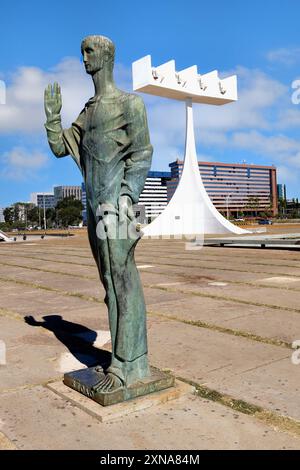 St. Johannes der Evangelist Statue von Alfredo Ceschiatti und Dante Croce vor dem Glockenturm der römischen Kathedrale von Brasília oder Metropolitan Cathedra Stockfoto