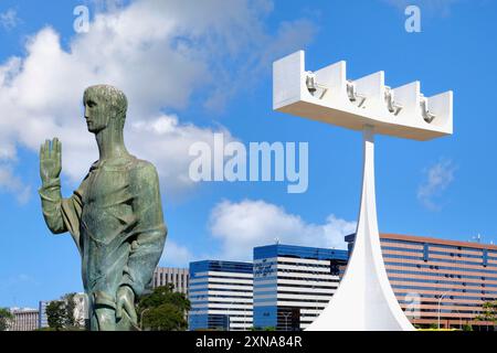 St. Johannes der Evangelist Statue von Alfredo Ceschiatti und Dante Croce vor dem Glockenturm der römischen Kathedrale von Brasília oder Metropolitan Cathedra Stockfoto