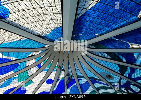 Engel hängen von der Buntglasdecke, die römische Kathedrale von Brasilia oder die Metropolitan Cathedral of Our Lieben Frau von Aparecida, entworfen von Oscar Nieme Stockfoto