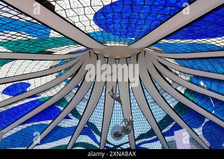 Engel hängen von der Buntglasdecke, die römische Kathedrale von Brasilia oder die Metropolitan Cathedral of Our Lieben Frau von Aparecida, entworfen von Oscar Nieme Stockfoto